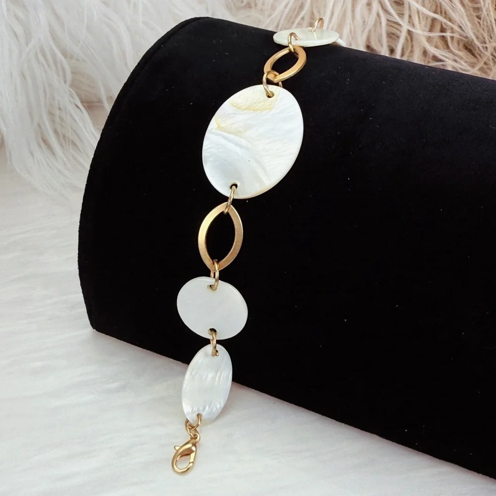 Beautiful, goldtone, shell costume bracelet